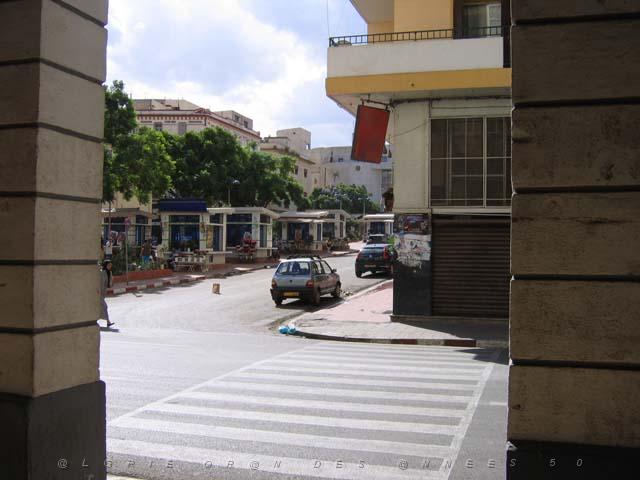 VOYAGE ORAN SEPTEMBRE 2006 302 15 sept.06 - matin - PLACE HOCHE DEPUIS LES ARCADES.JPG